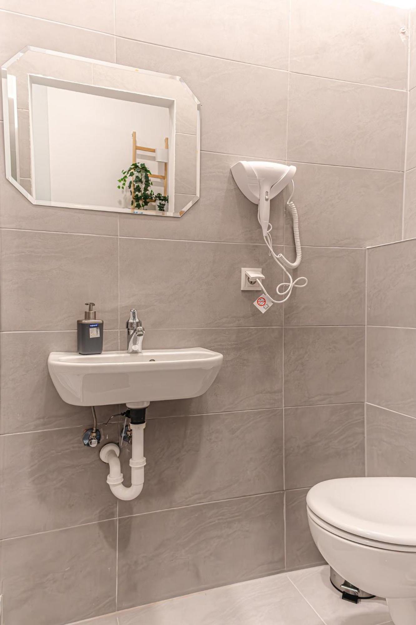 Stylish Studio Apartment Wiener Stadthalle Bagian luar foto
